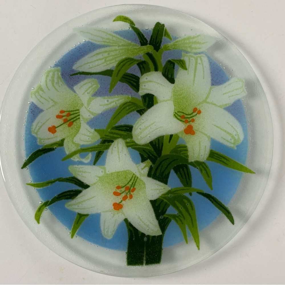 Fused Art Glass Plate White Lily Flowers 9” Platter EUC Asiatic Easter Round EUC